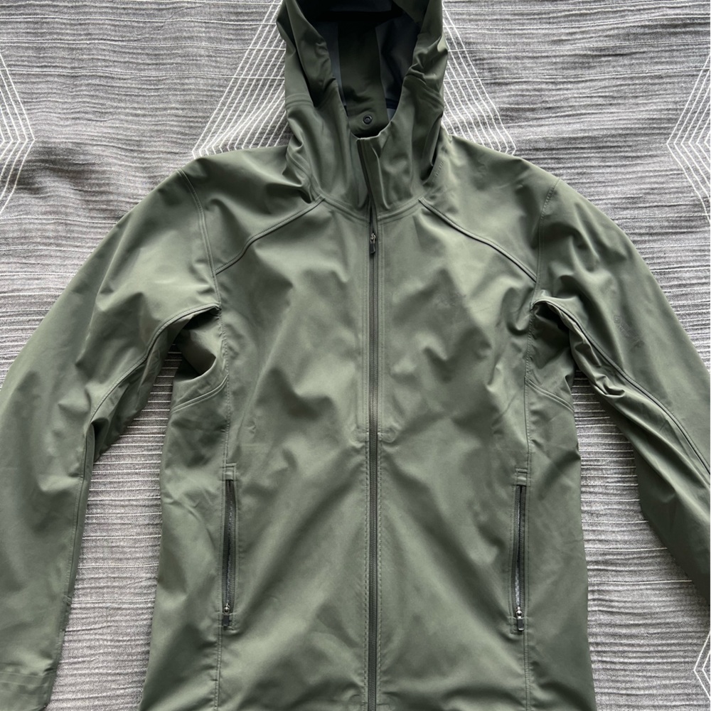 Arc’Teryx men’s size small light weight Gore-Tex soft shell  jacket